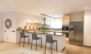 Appartement duplex spacieux et rénové à vendre dans un complexe exclusif en front de mer à Puerto Banus, Marbella 51569 
