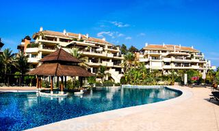 Appartement duplex spacieux et rénové à vendre dans un complexe exclusif en front de mer à Puerto Banus, Marbella 51595 