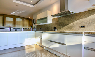 Spacieux appartement de luxe à vendre dans un complexe de bord de mer prestigieux à Puerto Banus, Marbella 51571 