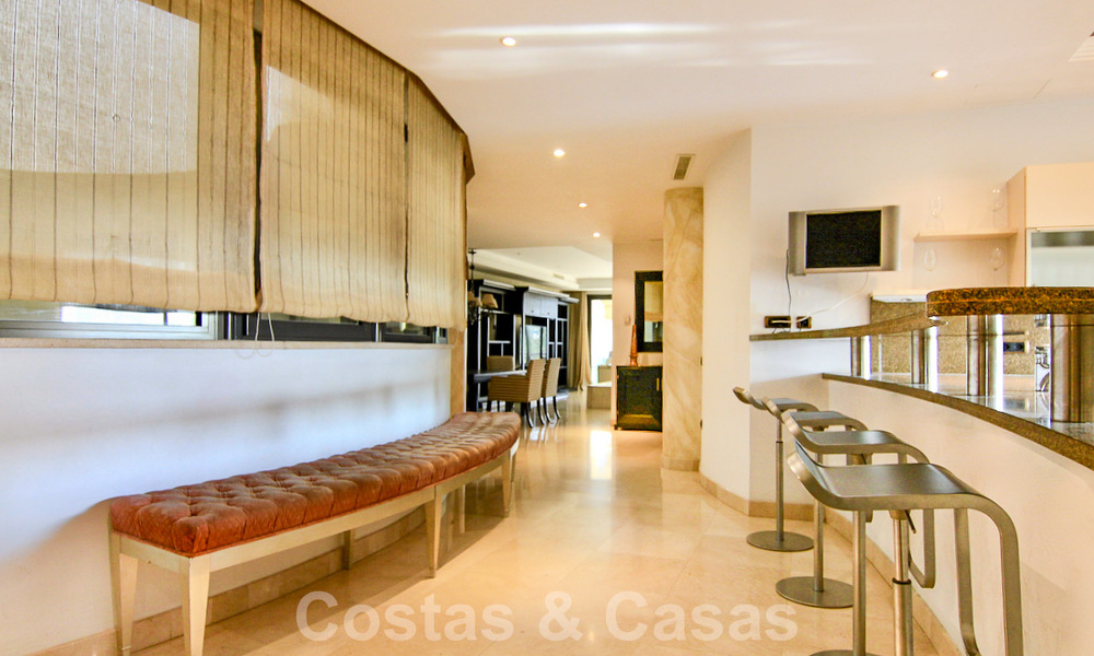 Spacieux appartement de luxe à vendre dans un complexe de bord de mer prestigieux à Puerto Banus, Marbella 51583