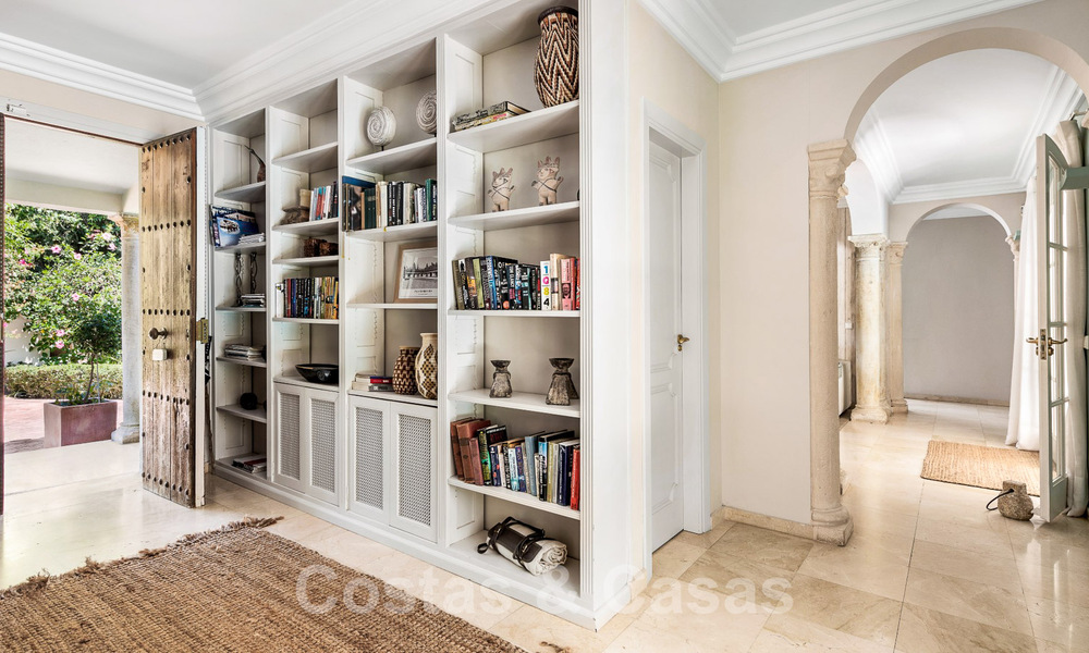 Villa espagnole à vendre avec architecture méditerranéenne et grand jardin située près de San Pedro à Marbella - Benahavis 52487