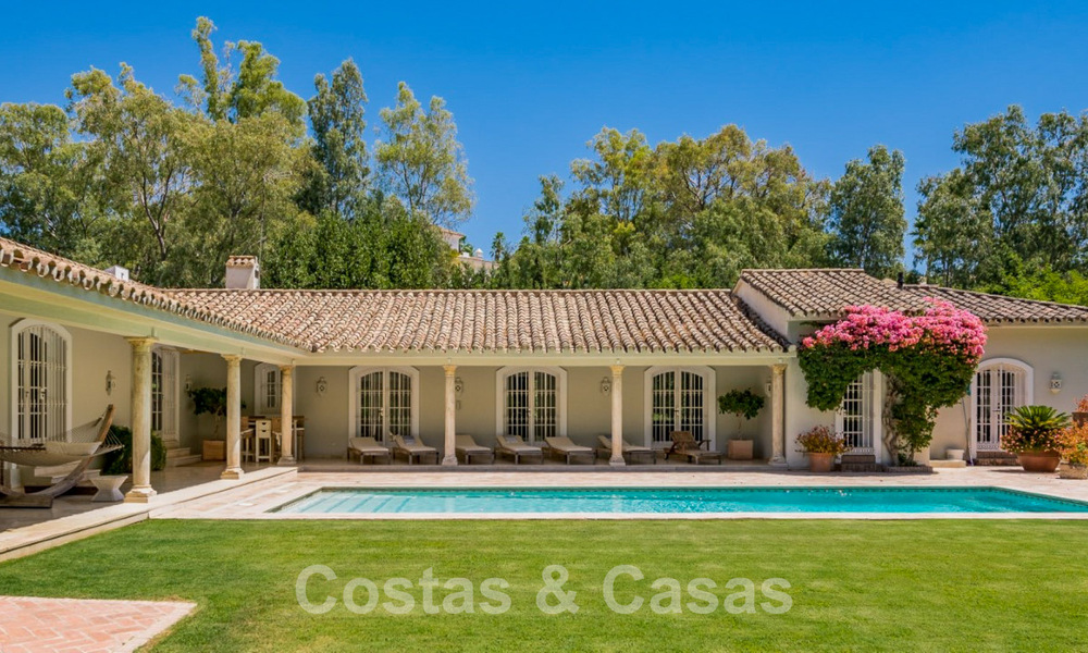 Villa espagnole à vendre avec architecture méditerranéenne et grand jardin située près de San Pedro à Marbella - Benahavis 52488