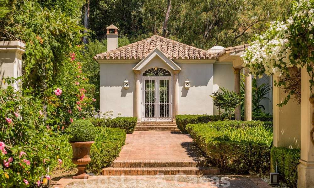 Villa espagnole à vendre avec architecture méditerranéenne et grand jardin située près de San Pedro à Marbella - Benahavis 52489