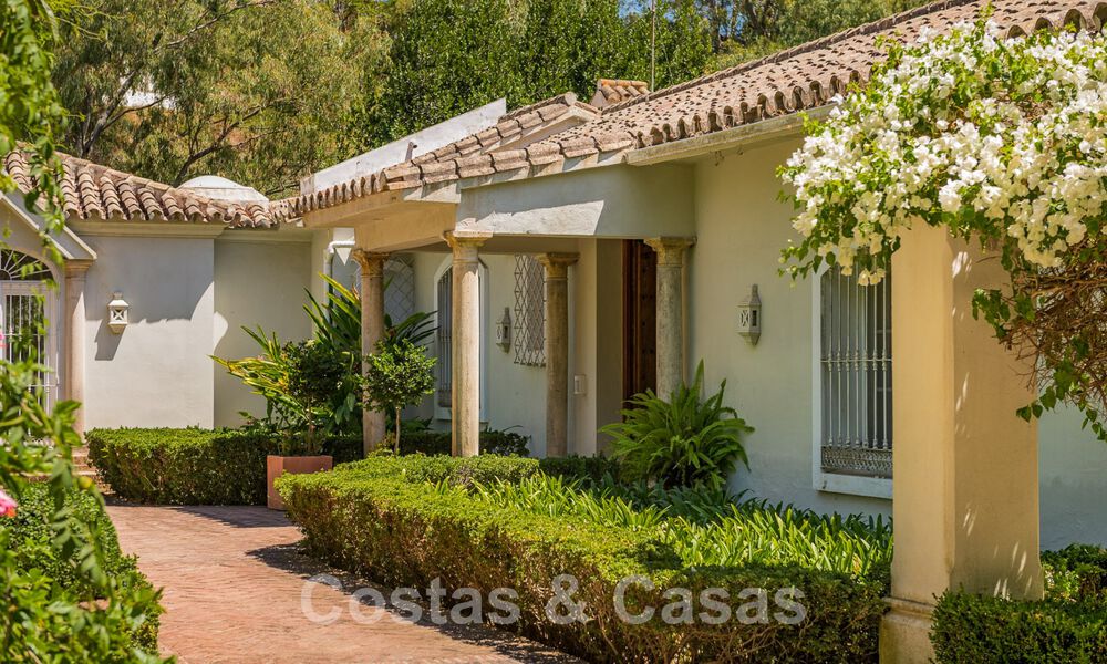 Villa espagnole à vendre avec architecture méditerranéenne et grand jardin située près de San Pedro à Marbella - Benahavis 52490