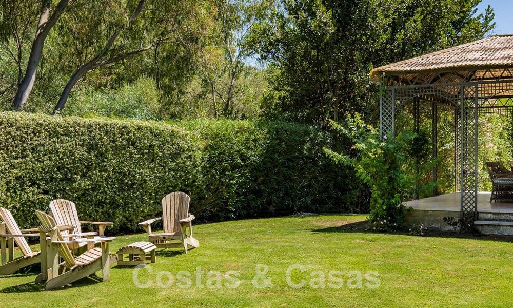 Villa espagnole à vendre avec architecture méditerranéenne et grand jardin située près de San Pedro à Marbella - Benahavis 52491