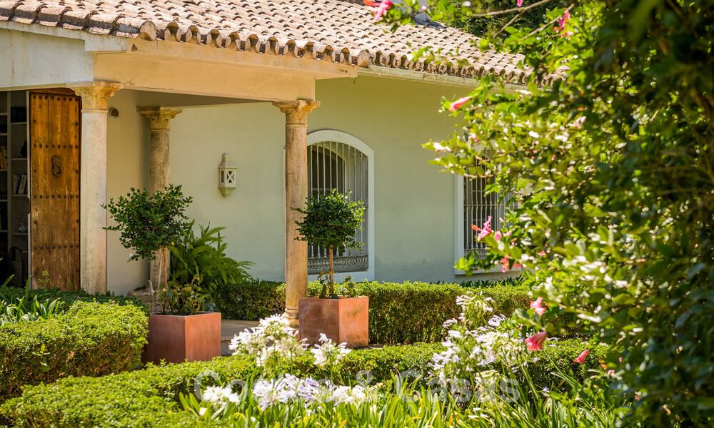Villa espagnole à vendre avec architecture méditerranéenne et grand jardin située près de San Pedro à Marbella - Benahavis 52492