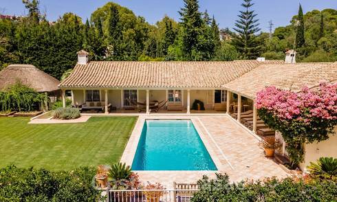 Villa espagnole à vendre avec architecture méditerranéenne et grand jardin située près de San Pedro à Marbella - Benahavis 52493