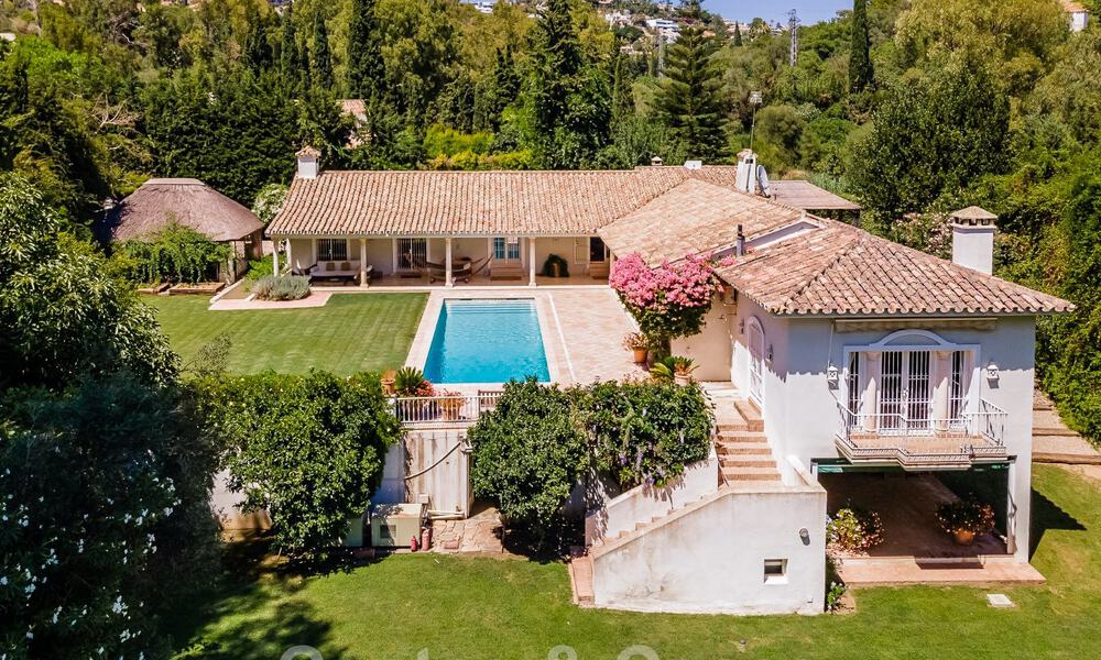 Villa espagnole à vendre avec architecture méditerranéenne et grand jardin située près de San Pedro à Marbella - Benahavis 52495