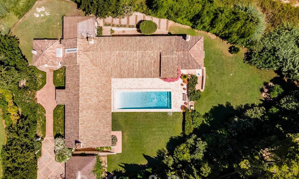 Villa espagnole à vendre avec architecture méditerranéenne et grand jardin située près de San Pedro à Marbella - Benahavis 52496