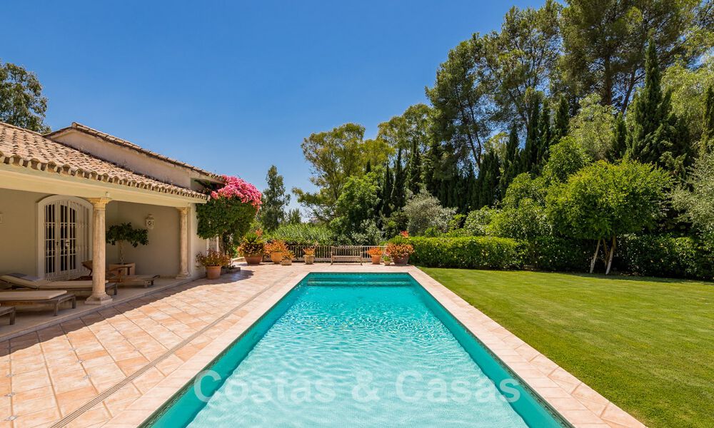 Villa espagnole à vendre avec architecture méditerranéenne et grand jardin située près de San Pedro à Marbella - Benahavis 52499