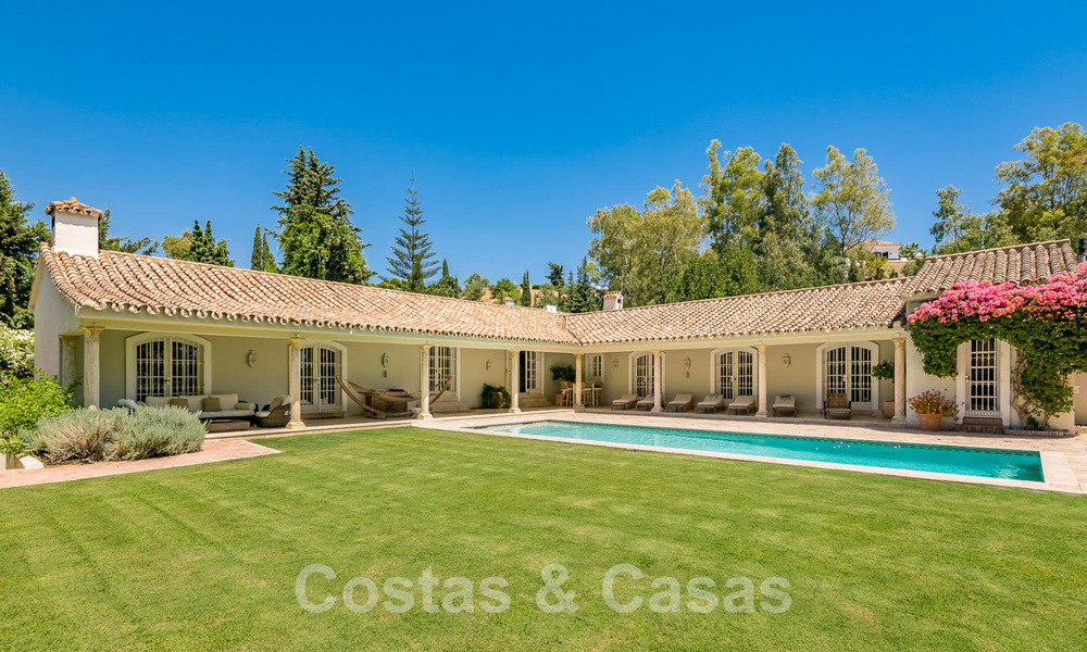 Villa espagnole à vendre avec architecture méditerranéenne et grand jardin située près de San Pedro à Marbella - Benahavis 52501