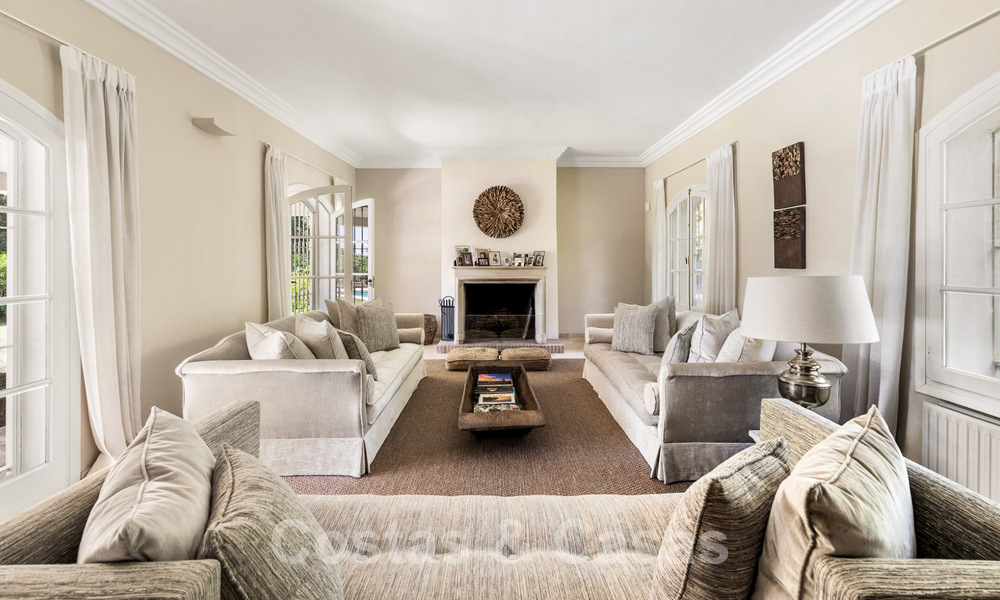 Villa espagnole à vendre avec architecture méditerranéenne et grand jardin située près de San Pedro à Marbella - Benahavis 52504