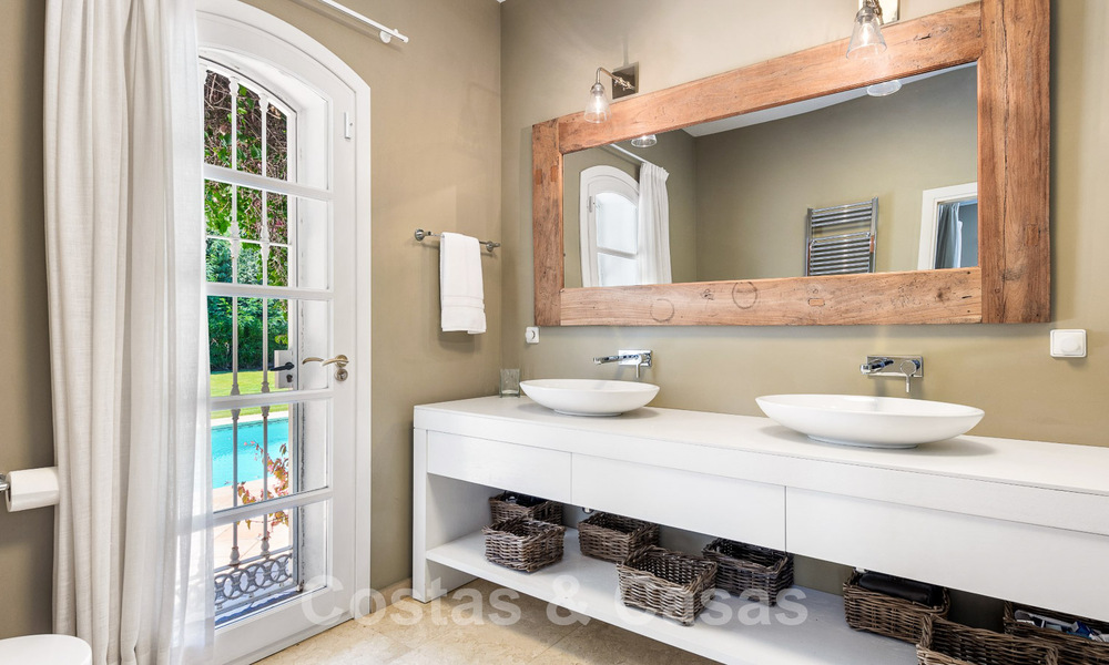Villa espagnole à vendre avec architecture méditerranéenne et grand jardin située près de San Pedro à Marbella - Benahavis 52507