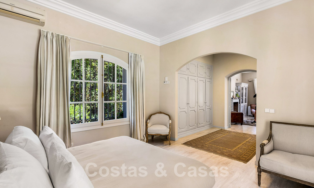 Villa espagnole à vendre avec architecture méditerranéenne et grand jardin située près de San Pedro à Marbella - Benahavis 52511