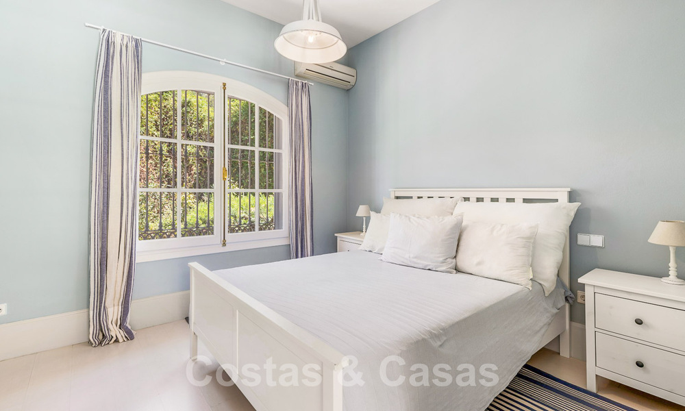 Villa espagnole à vendre avec architecture méditerranéenne et grand jardin située près de San Pedro à Marbella - Benahavis 52513