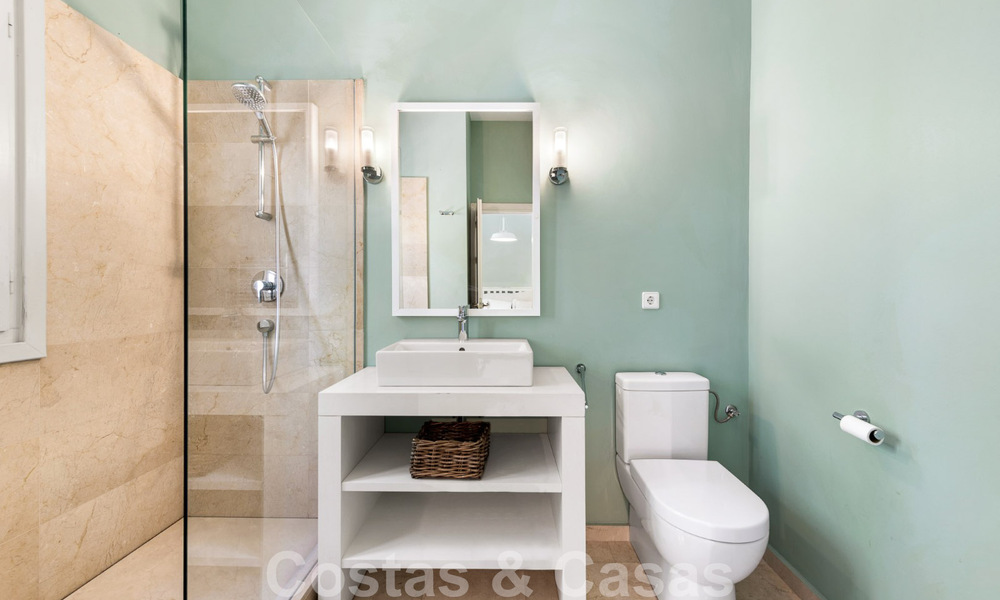 Villa espagnole à vendre avec architecture méditerranéenne et grand jardin située près de San Pedro à Marbella - Benahavis 52514