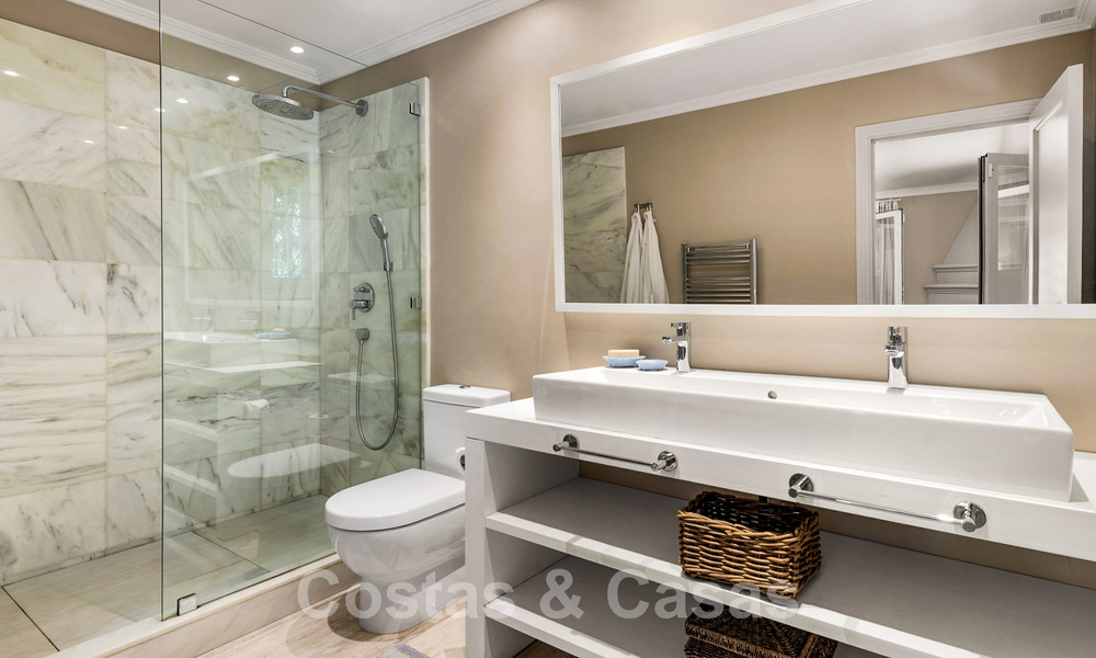 Villa espagnole à vendre avec architecture méditerranéenne et grand jardin située près de San Pedro à Marbella - Benahavis 52516