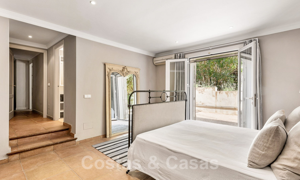 Villa espagnole à vendre avec architecture méditerranéenne et grand jardin située près de San Pedro à Marbella - Benahavis 52518