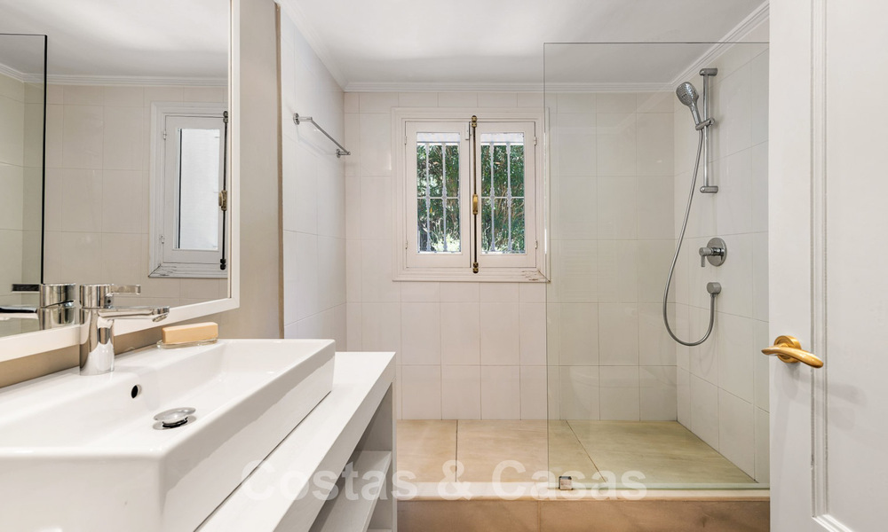 Villa espagnole à vendre avec architecture méditerranéenne et grand jardin située près de San Pedro à Marbella - Benahavis 52519