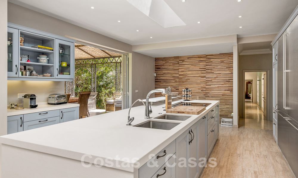 Villa espagnole à vendre avec architecture méditerranéenne et grand jardin située près de San Pedro à Marbella - Benahavis 52521