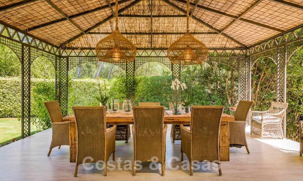 Villa espagnole à vendre avec architecture méditerranéenne et grand jardin située près de San Pedro à Marbella - Benahavis 52522