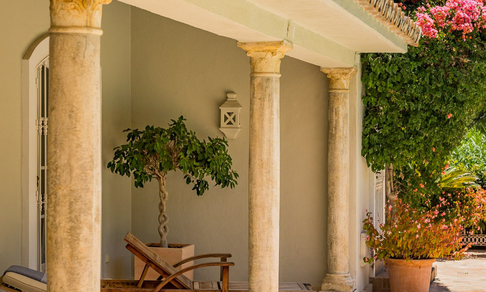 Villa espagnole à vendre avec architecture méditerranéenne et grand jardin située près de San Pedro à Marbella - Benahavis 52523