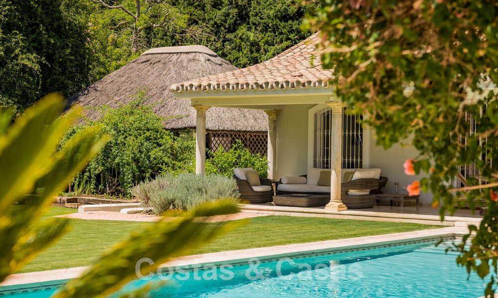 Villa espagnole à vendre avec architecture méditerranéenne et grand jardin située près de San Pedro à Marbella - Benahavis 52525