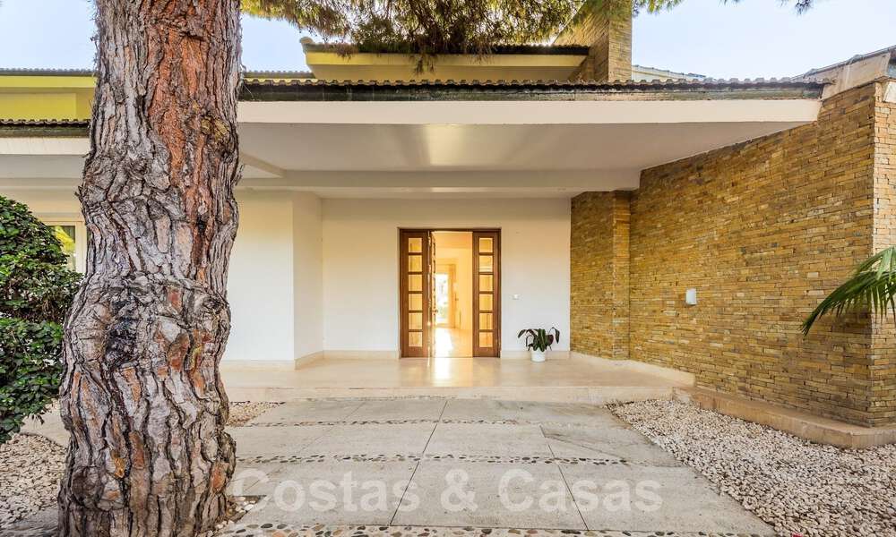 Spacieuse villa de luxe à vendre avec grand jardin privé à l'est du centre de Marbella 52560