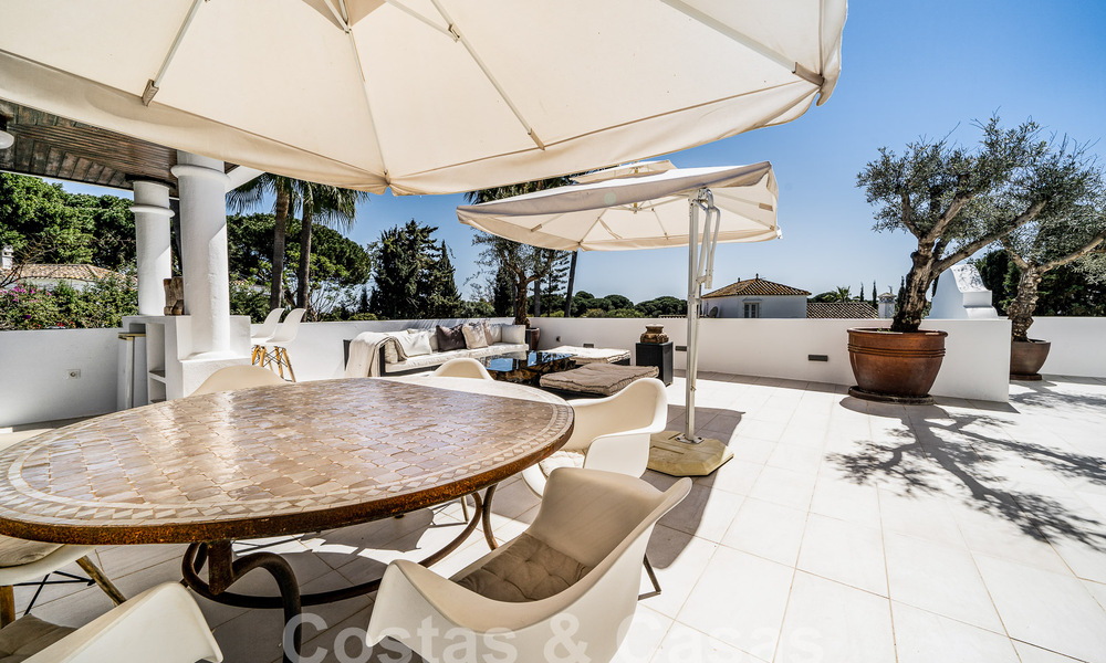 Villa de luxe à vendre dans un style architectural andalou à l'est du centre de Marbella, à deux pas des dunes et de la plage 52662