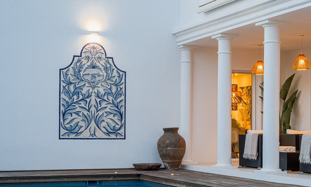 Villa de luxe à vendre dans un style architectural andalou à l'est du centre de Marbella, à deux pas des dunes et de la plage 52672