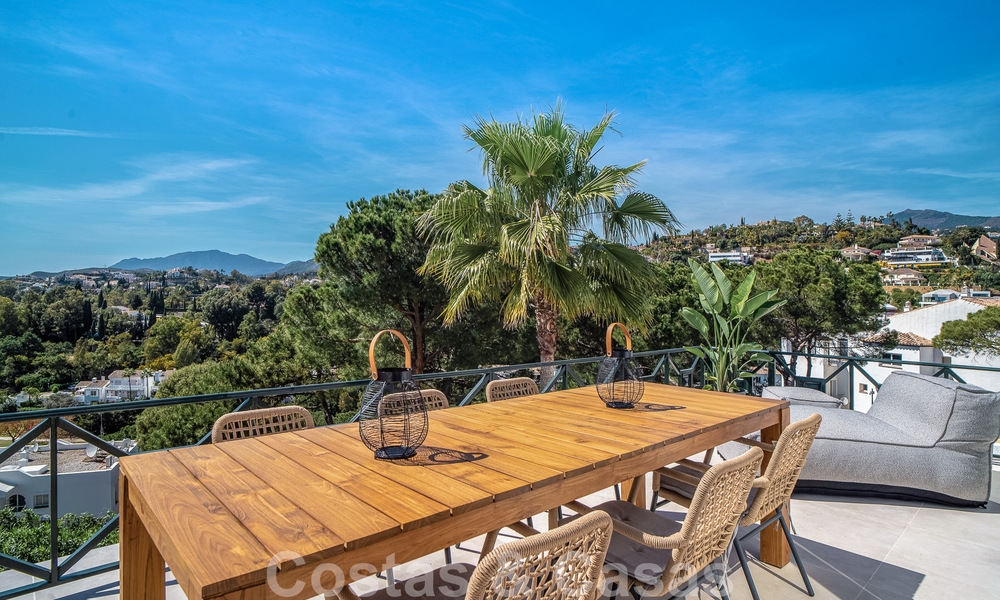 Penthouse entièrement rénové à vendre dans la communauté fermée de La Quinta, Marbella - Benahavis 51644
