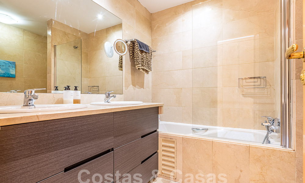 Penthouse à vendre dans une urbanisation protégée à deux pas de la plage sur le nouveau Golden Mile entre Marbella et Estepona 52821