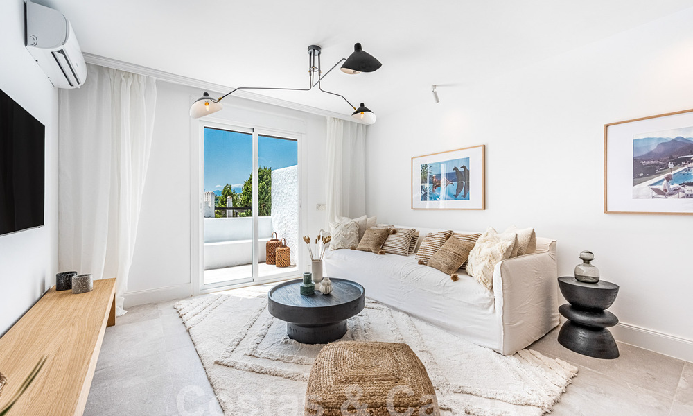 Penthouse rénové avec grand solarium à vendre, à distance de marche des commodités et même de Puerto Banus, Marbella 52849