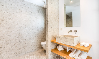 Penthouse rénové avec grand solarium à vendre, à distance de marche des commodités et même de Puerto Banus, Marbella 52855 