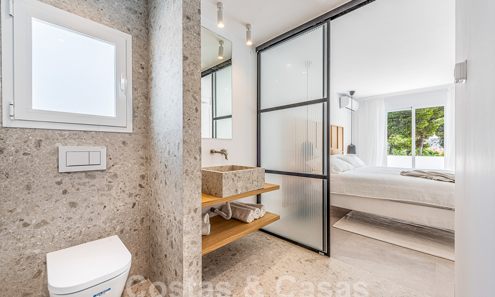 Penthouse rénové avec grand solarium à vendre, à distance de marche des commodités et même de Puerto Banus, Marbella 52856