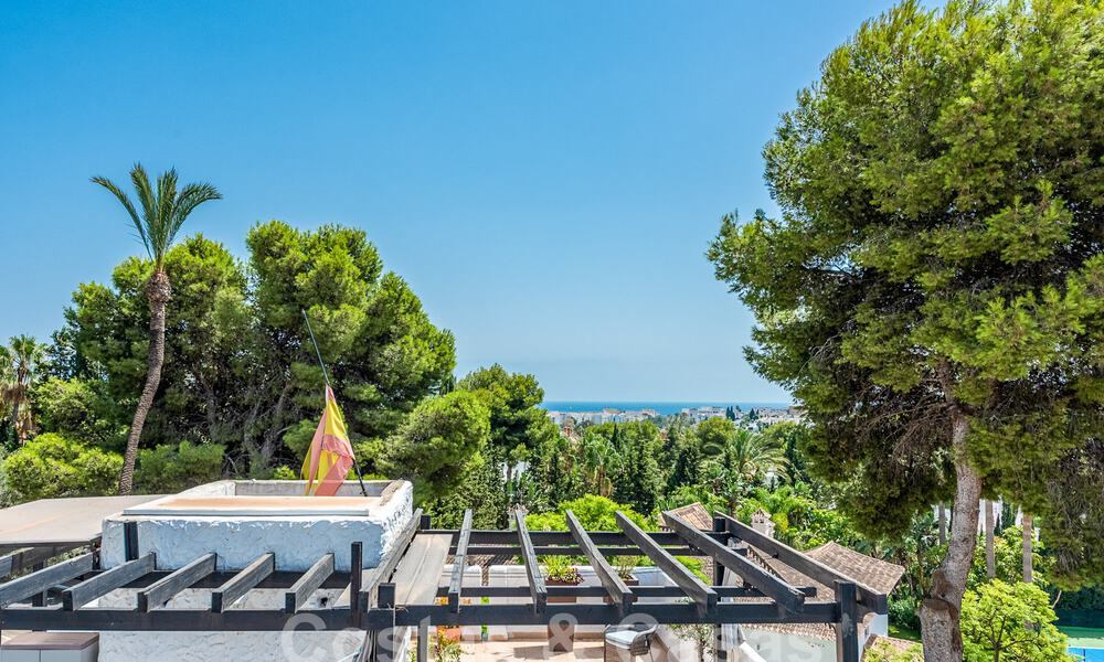 Penthouse rénové avec grand solarium à vendre, à distance de marche des commodités et même de Puerto Banus, Marbella 52865