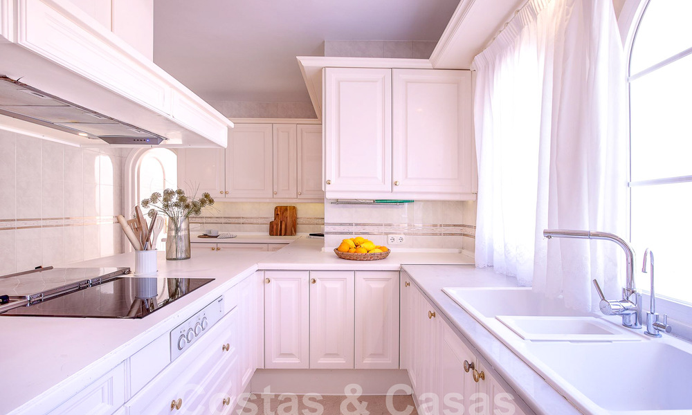 Villa andalouse à vendre à distance de marche de la plage sur le nouveau Golden Mile entre Marbella et Estepona 53470