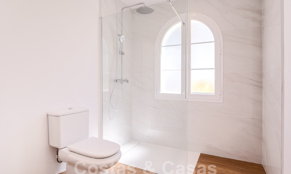 Villa andalouse à vendre à distance de marche de la plage sur le nouveau Golden Mile entre Marbella et Estepona 53488