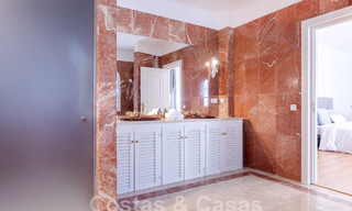 Villa andalouse à vendre à distance de marche de la plage sur le nouveau Golden Mile entre Marbella et Estepona 53489 