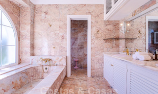 Villa andalouse à vendre à distance de marche de la plage sur le nouveau Golden Mile entre Marbella et Estepona 53493 