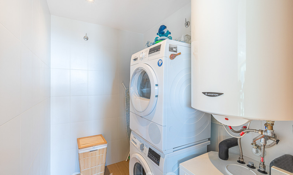 Vente d'un appartement au rez-de-chaussée surélevé, prêt à être emménagé, avec vue imprenable sur la vallée et la mer, dans le quartier exclusif de Benahavis - Marbella 53280