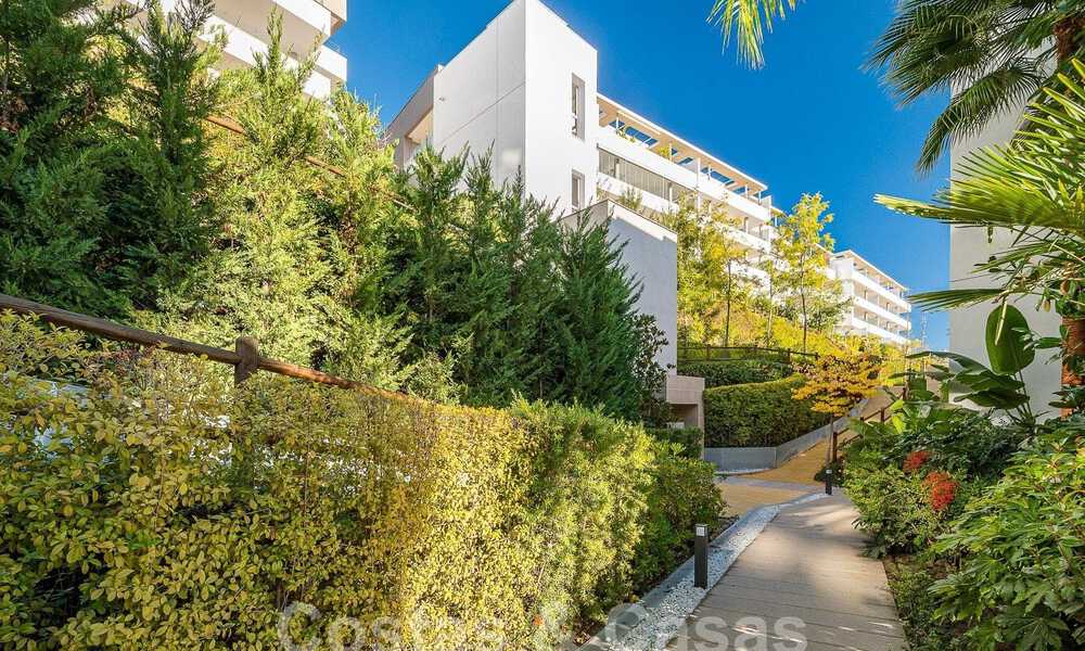 Vente d'un appartement au rez-de-chaussée surélevé, prêt à être emménagé, avec vue imprenable sur la vallée et la mer, dans le quartier exclusif de Benahavis - Marbella 53284