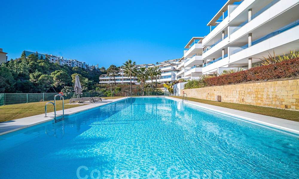 Vente d'un appartement au rez-de-chaussée surélevé, prêt à être emménagé, avec vue imprenable sur la vallée et la mer, dans le quartier exclusif de Benahavis - Marbella 53285