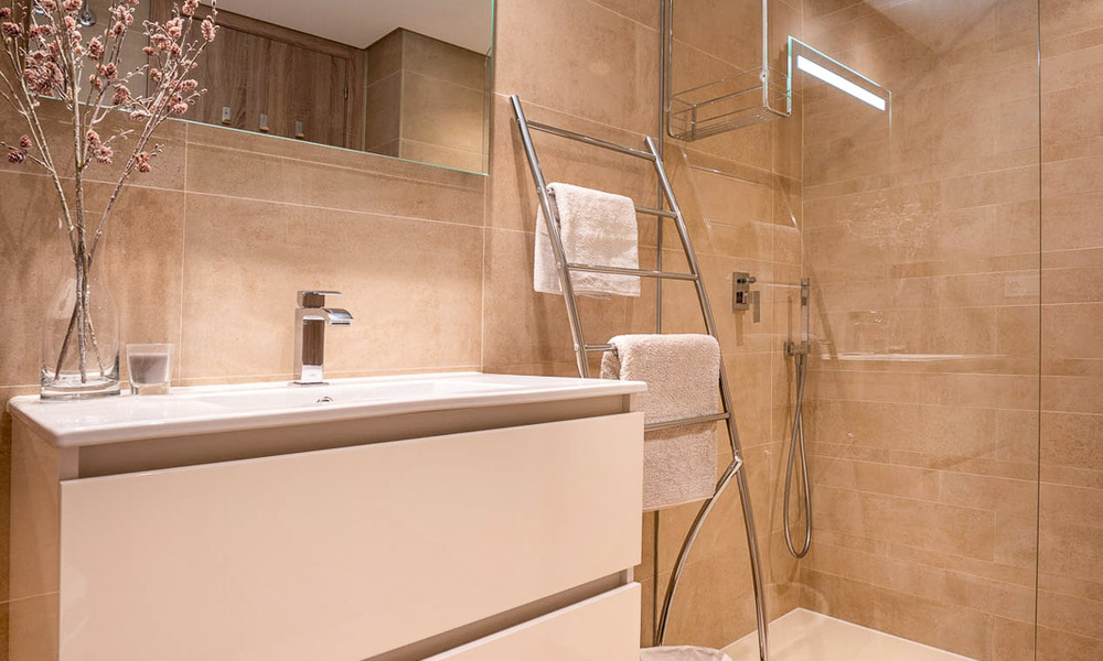 Vente d'un appartement au rez-de-chaussée surélevé, prêt à être emménagé, avec vue imprenable sur la vallée et la mer, dans le quartier exclusif de Benahavis - Marbella 53296