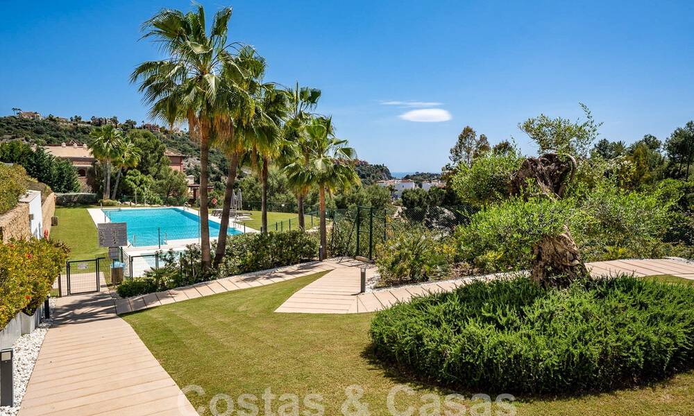 Vente d'un appartement au rez-de-chaussée surélevé, prêt à être emménagé, avec vue imprenable sur la vallée et la mer, dans le quartier exclusif de Benahavis - Marbella 53307