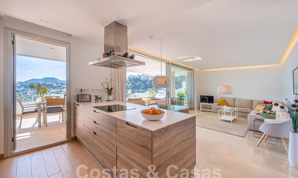 Vente d'un appartement au rez-de-chaussée surélevé, prêt à être emménagé, avec vue imprenable sur la vallée et la mer, dans le quartier exclusif de Benahavis - Marbella 53317