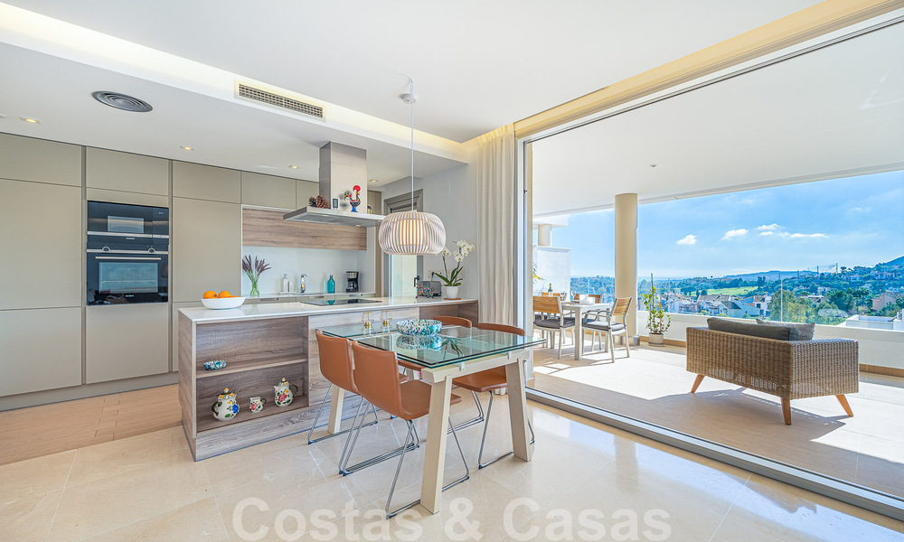 Vente d'un appartement au rez-de-chaussée surélevé, prêt à être emménagé, avec vue imprenable sur la vallée et la mer, dans le quartier exclusif de Benahavis - Marbella 53318