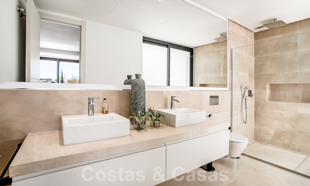 Villa moderne de luxe à vendre dans la communauté protégée de la vallée du golf de Nueva Andalucia, Marbella 53503