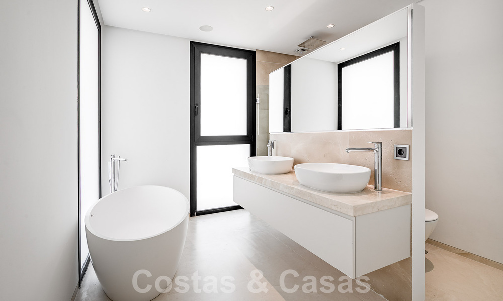 Villa moderne de luxe à vendre dans la communauté protégée de la vallée du golf de Nueva Andalucia, Marbella 53508