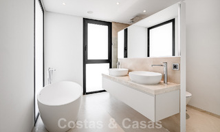 Villa moderne de luxe à vendre dans la communauté protégée de la vallée du golf de Nueva Andalucia, Marbella 53508 